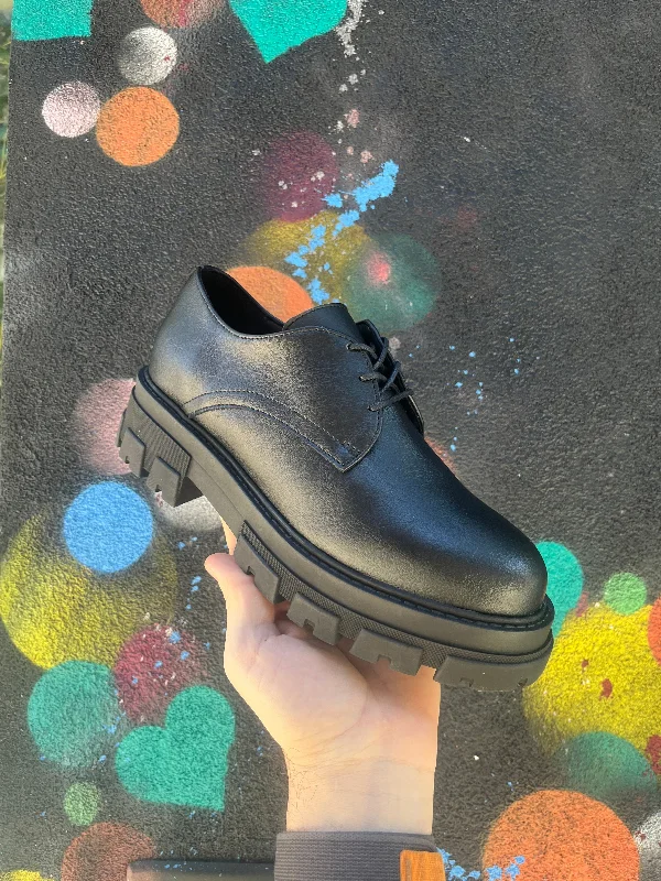 Leila Oxford in Black from Novacas