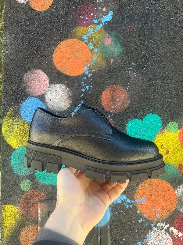 Leila Oxford in Black from Novacas