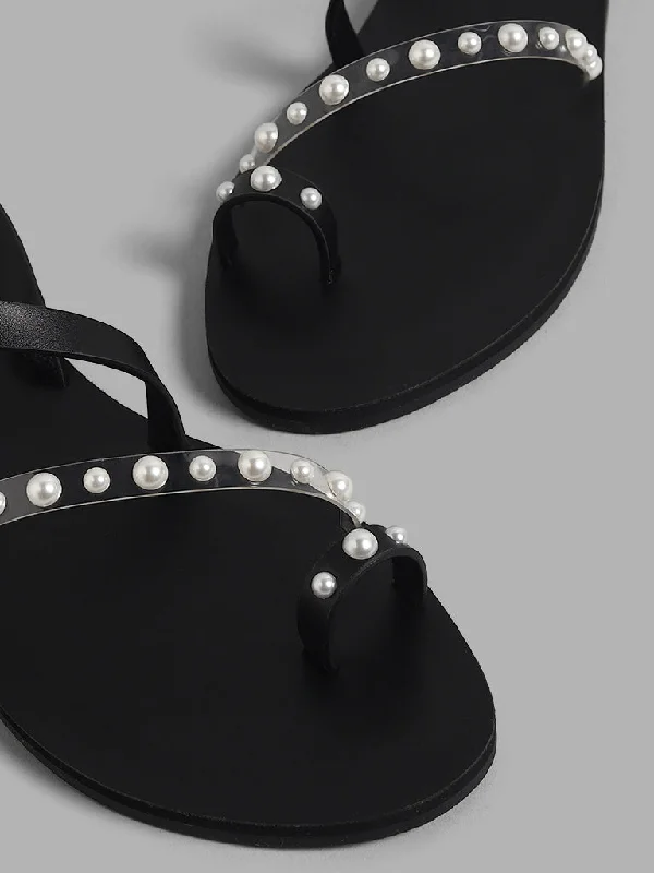 LUNA BLU Black Pearl Accent Toe Ring Sandals