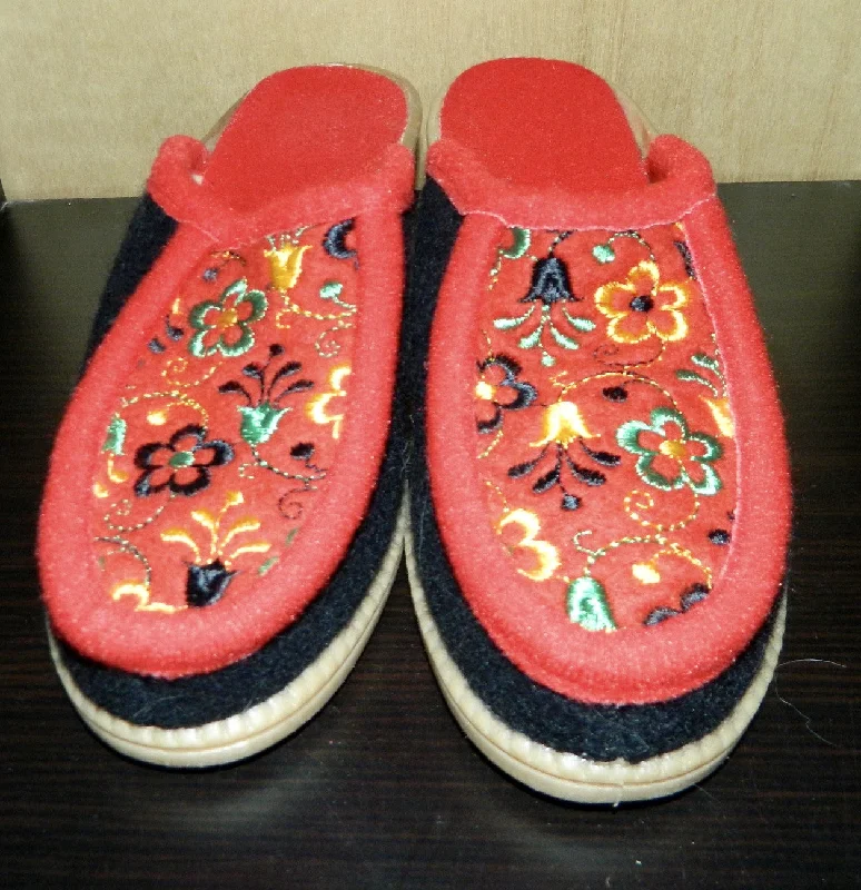 vintage 1960s wool felt clogs / floral embroidery / heels / slippers EU 37 / US 6.5 - 7